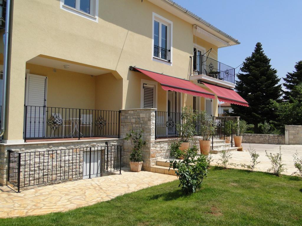 Apartments Villa Ela ウマグ エクステリア 写真